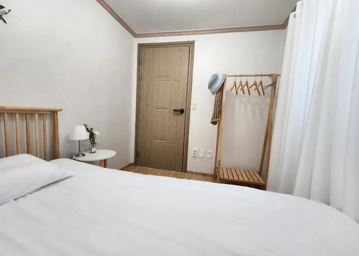 Songjeong Station 7 Minutes On Foot, Gimpo Airport 2 Minutes, Hongdae 25 Minutes, Station 30 Minutes , Luggage Storage, Airport Bus