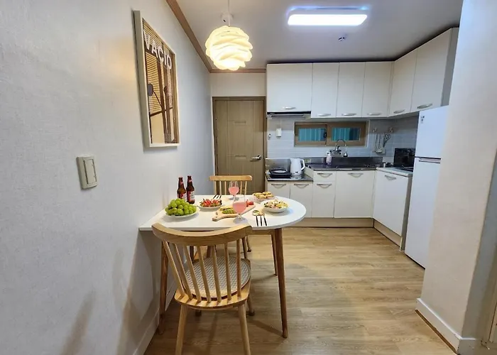 Songjeong Station 7 Minutes On Foot, Gimpo Airport 2 Minutes, Hongdae 25 Minutes, Station 30 Minutes , Luggage Storage, Airport Bus